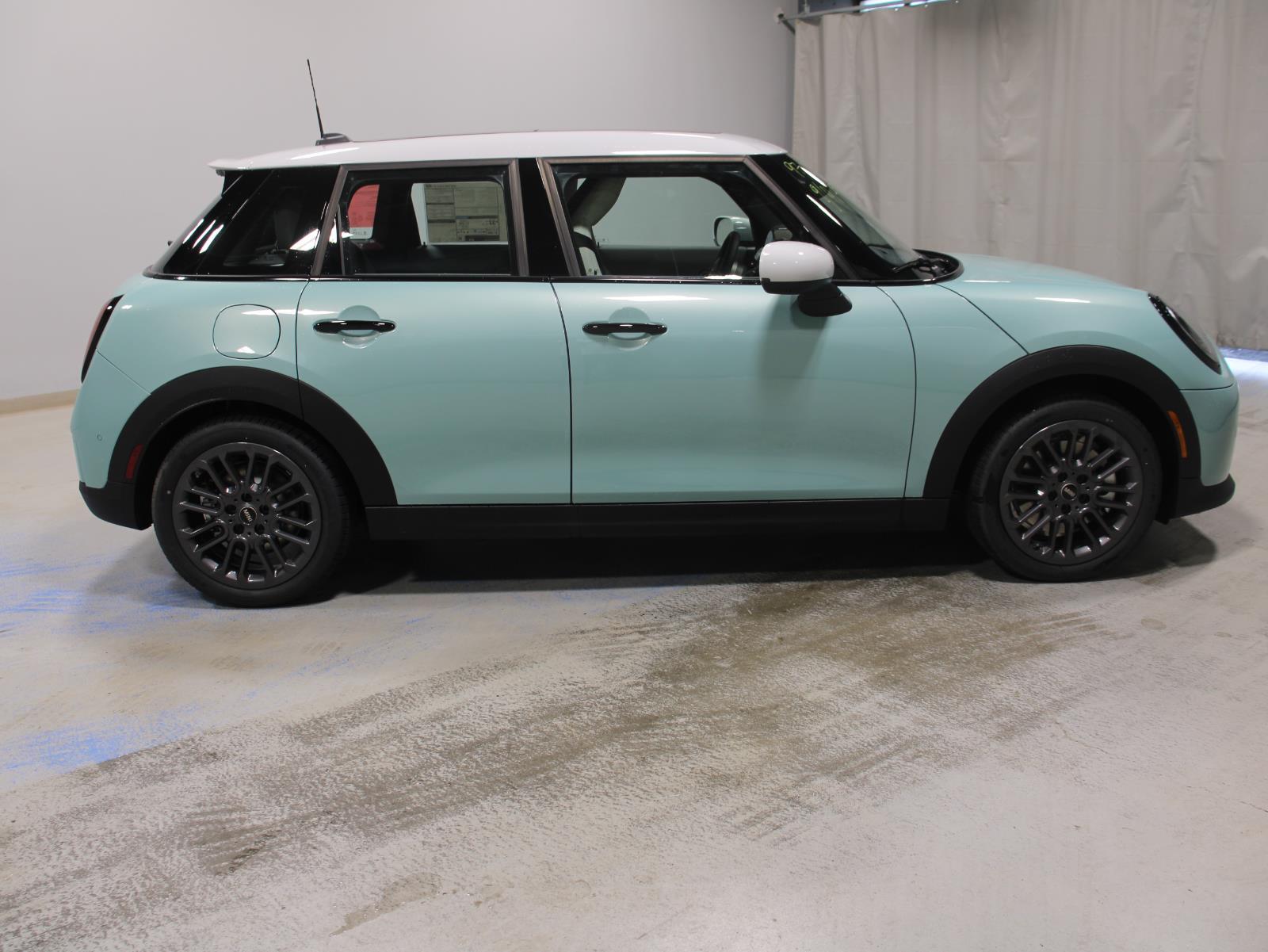2026 Mini Cooper Hardtop S 4 Door Iconic photo 6