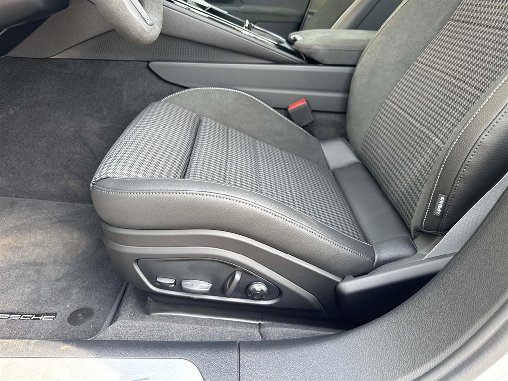 2025 Porsche Panamera 4 photo 20