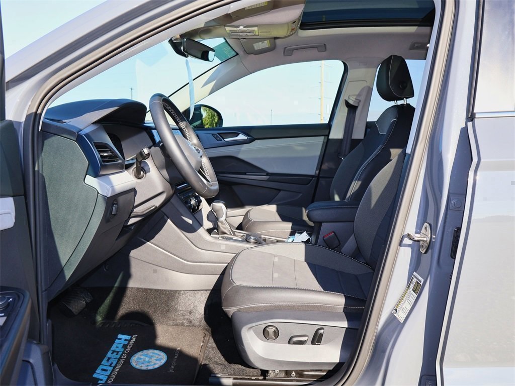 2024 Volkswagen Taos SE photo 9