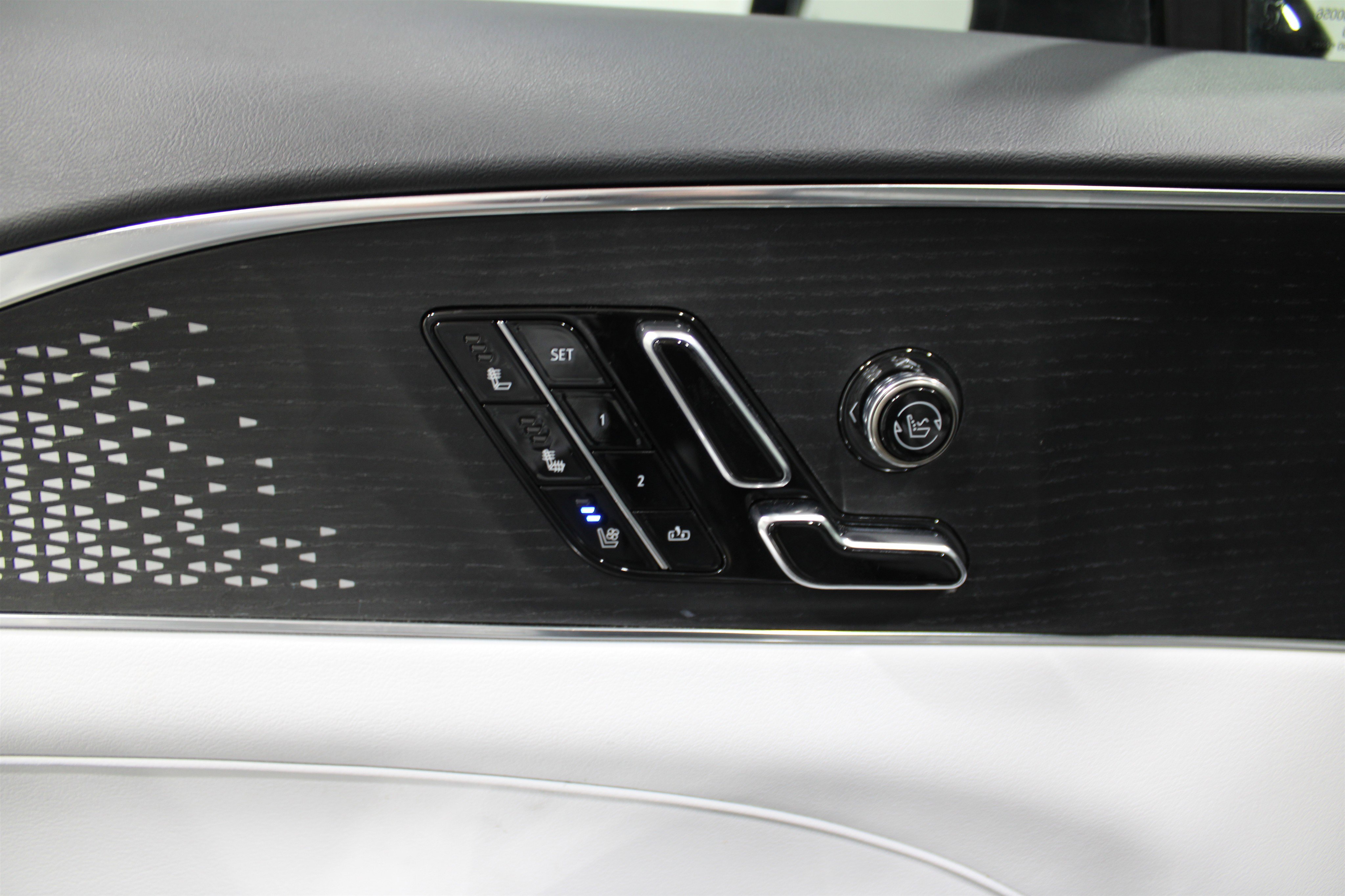 2023 Cadillac Lyriq Luxury photo 3