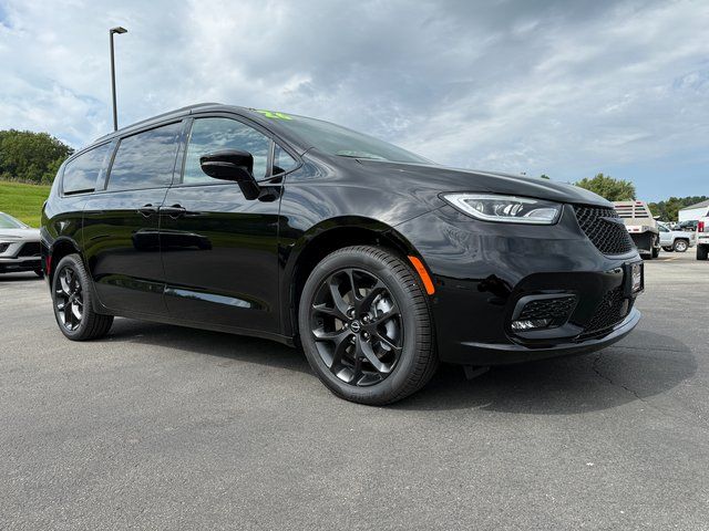 2026 Chrysler Pacifica Limited photo 9