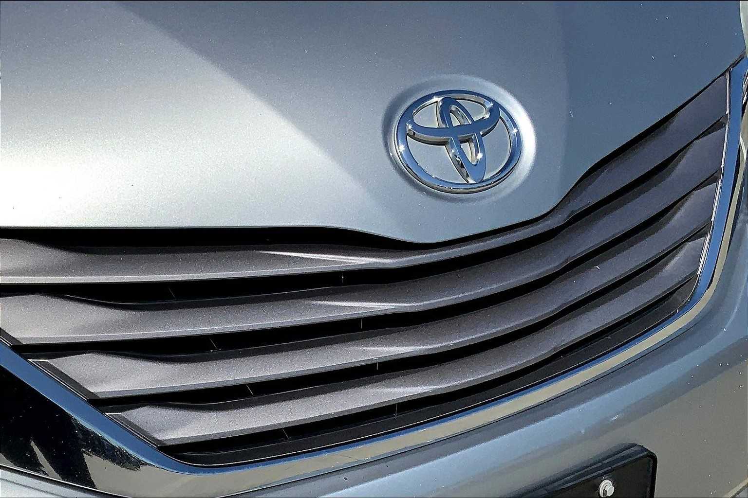 2017 Toyota Sienna XLE photo 28