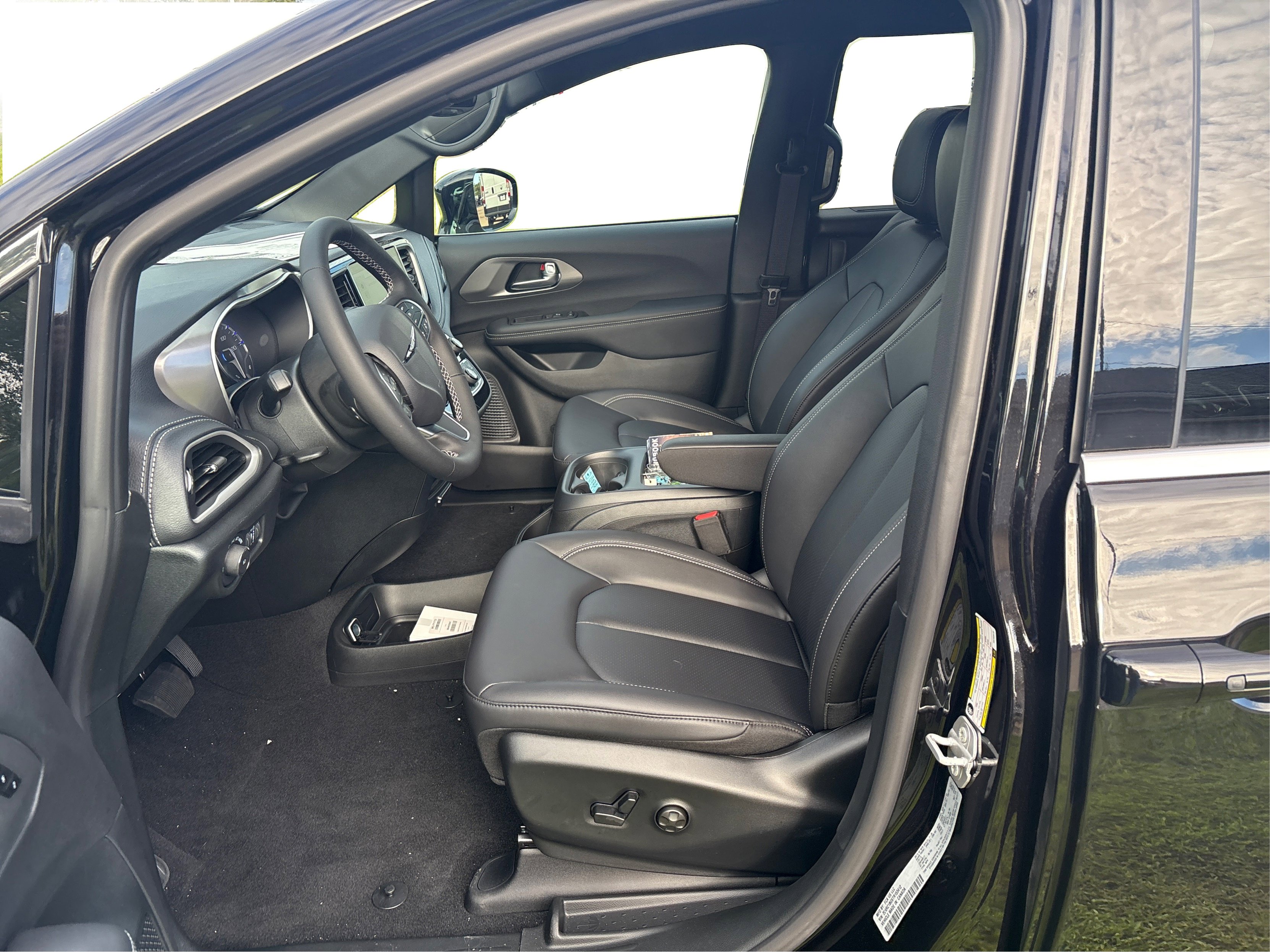 2026 Chrysler Pacifica photo 8