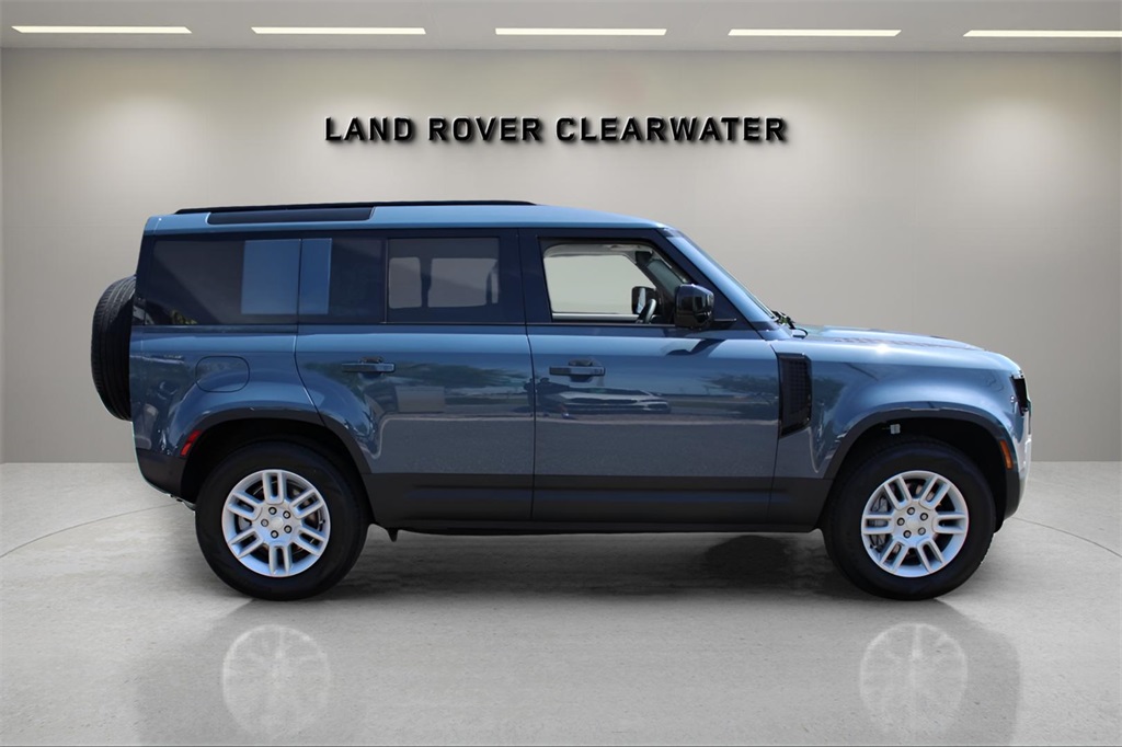 2025 Land Rover Defender 110 S photo 6