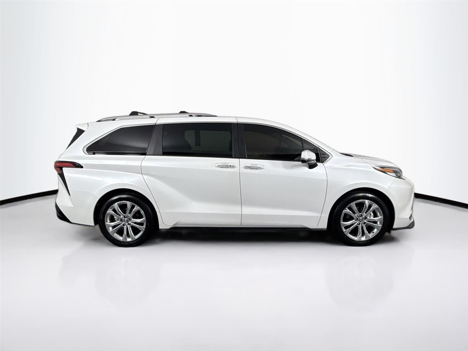 2023 Toyota Sienna Platinum photo 5