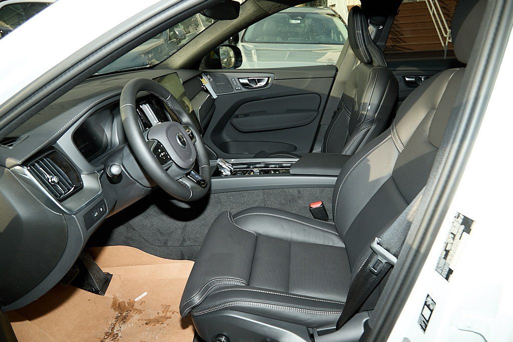 2026 VOLVO XC60 - Image 13