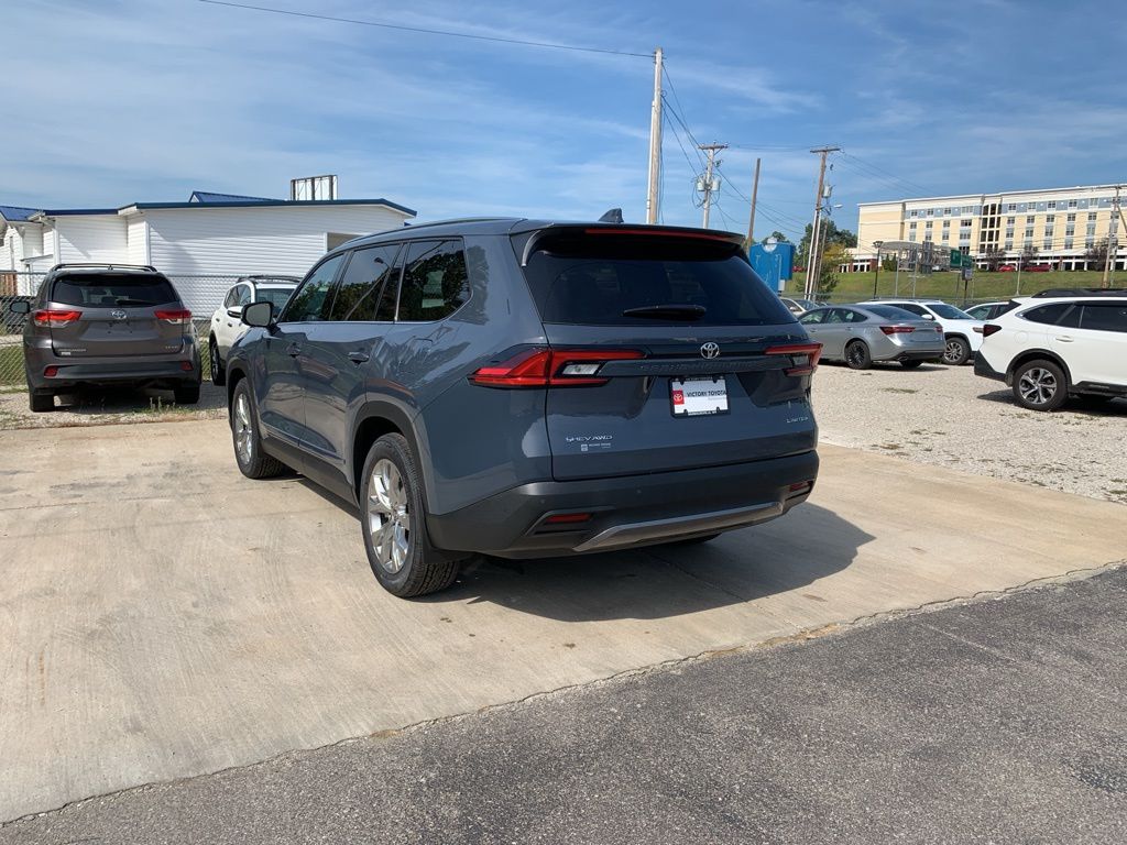 2026 Toyota Highlander Hybrid Limited photo 4