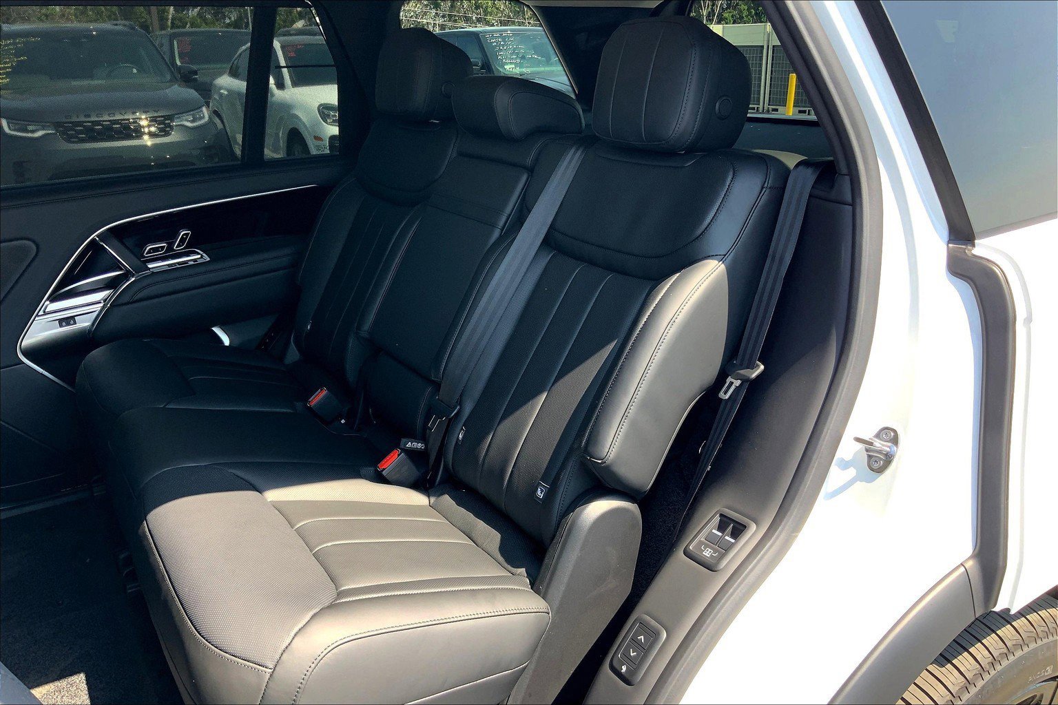 2025 Land Rover Range Rover SE photo 11