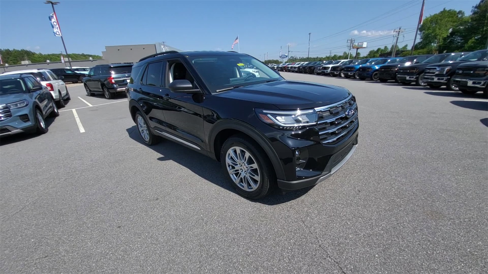 2025 Ford Explorer photo 3