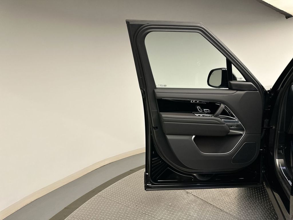 2025 Land Rover Range Rover SE photo 6