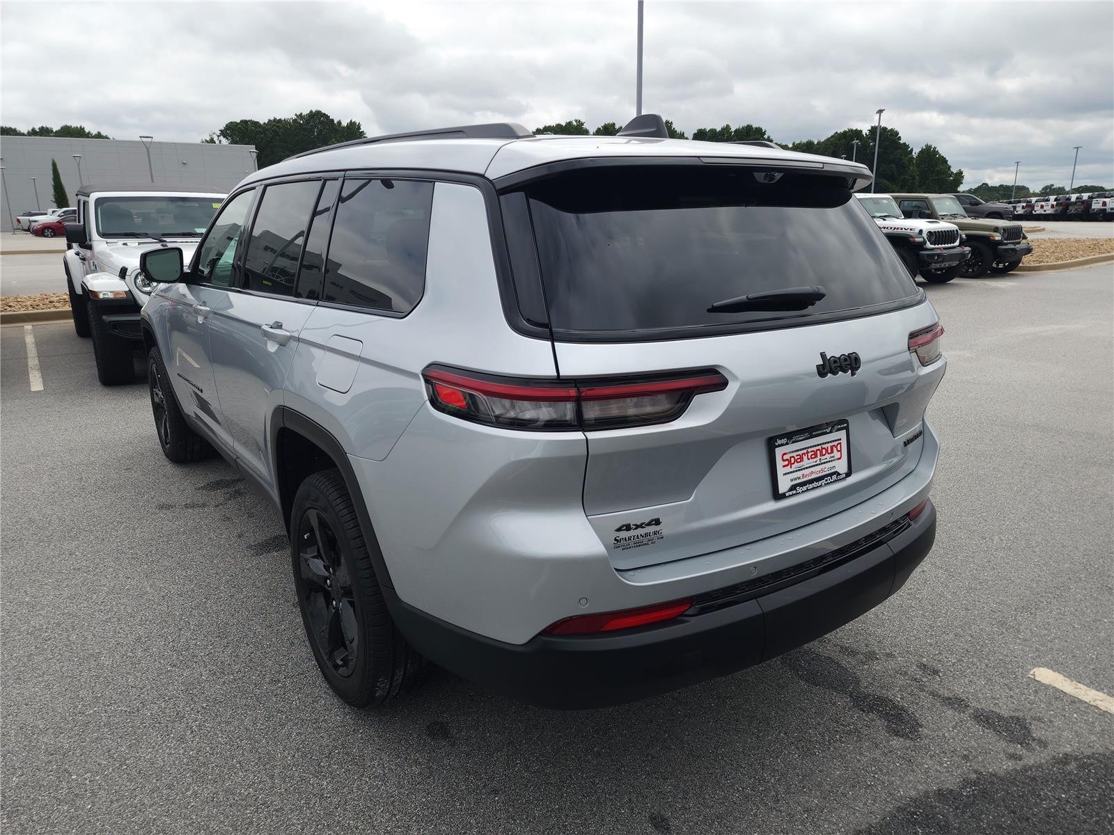 2025 Jeep Grand Cherokee Limited photo 2