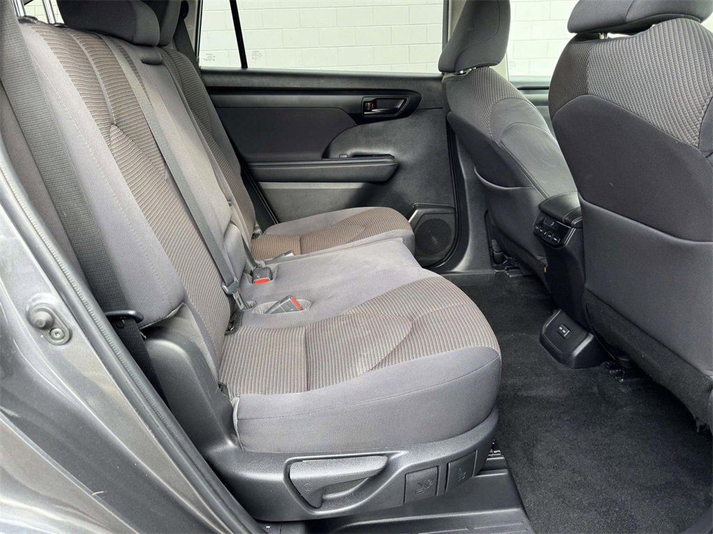 2023 Toyota Highlander LE photo 6