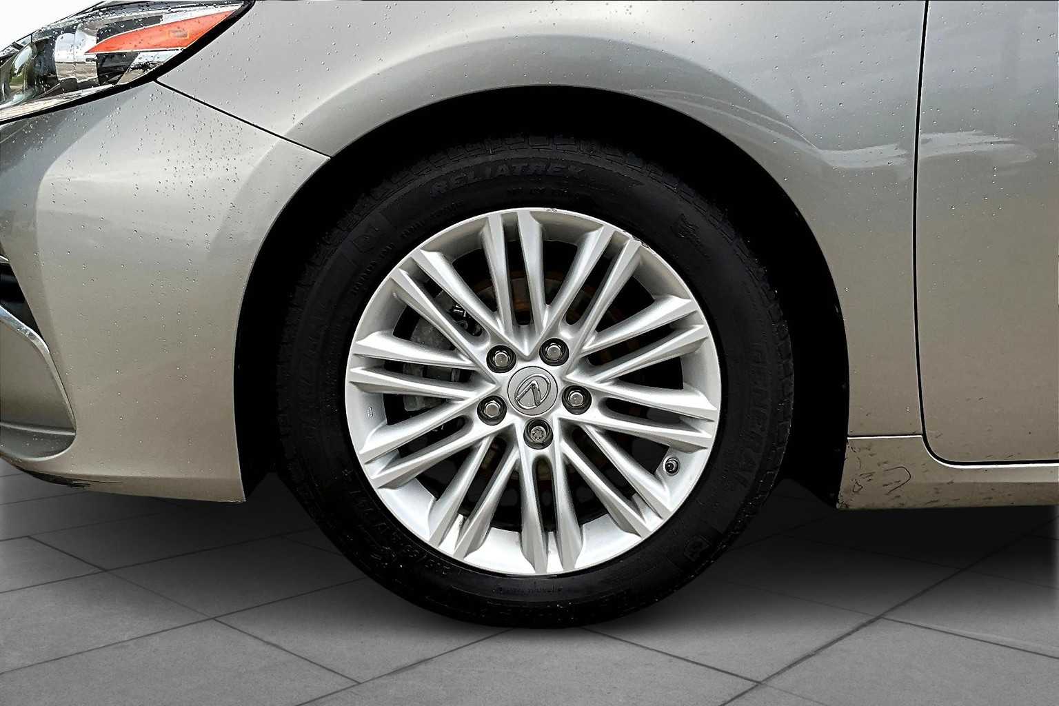 2017 Lexus ES 350 photo 10
