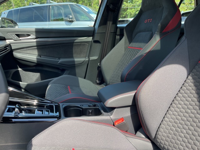 2025 Volkswagen Golf GTI SE photo 9