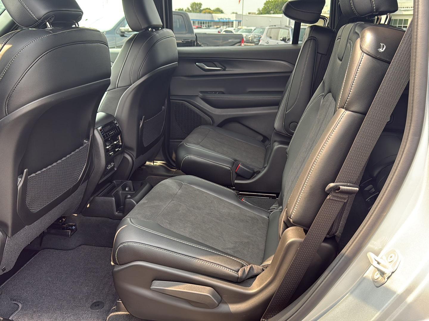 2025 Jeep Grand Cherokee Altitude photo 10