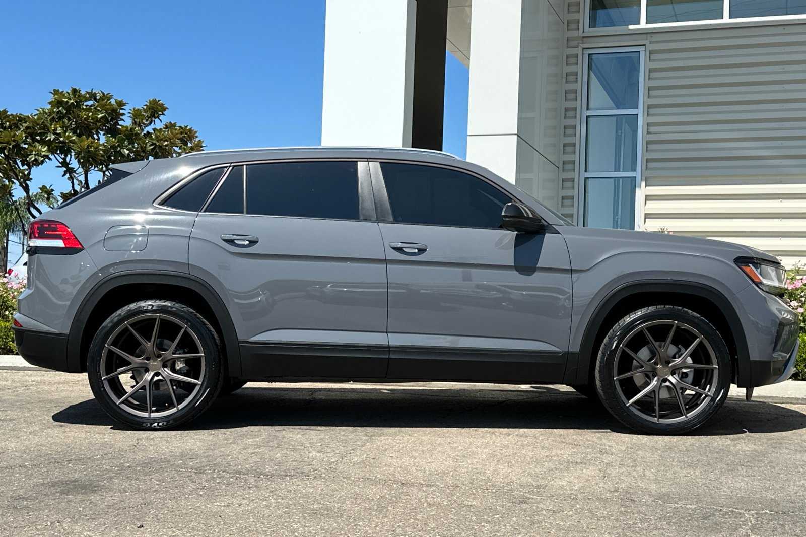 2022 Volkswagen Atlas Cross Sport V6 SE Technology photo 2