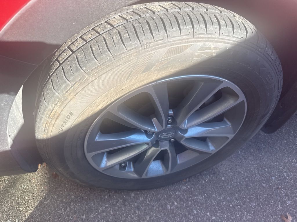 2017 Hyundai Santa Fe SE photo 3