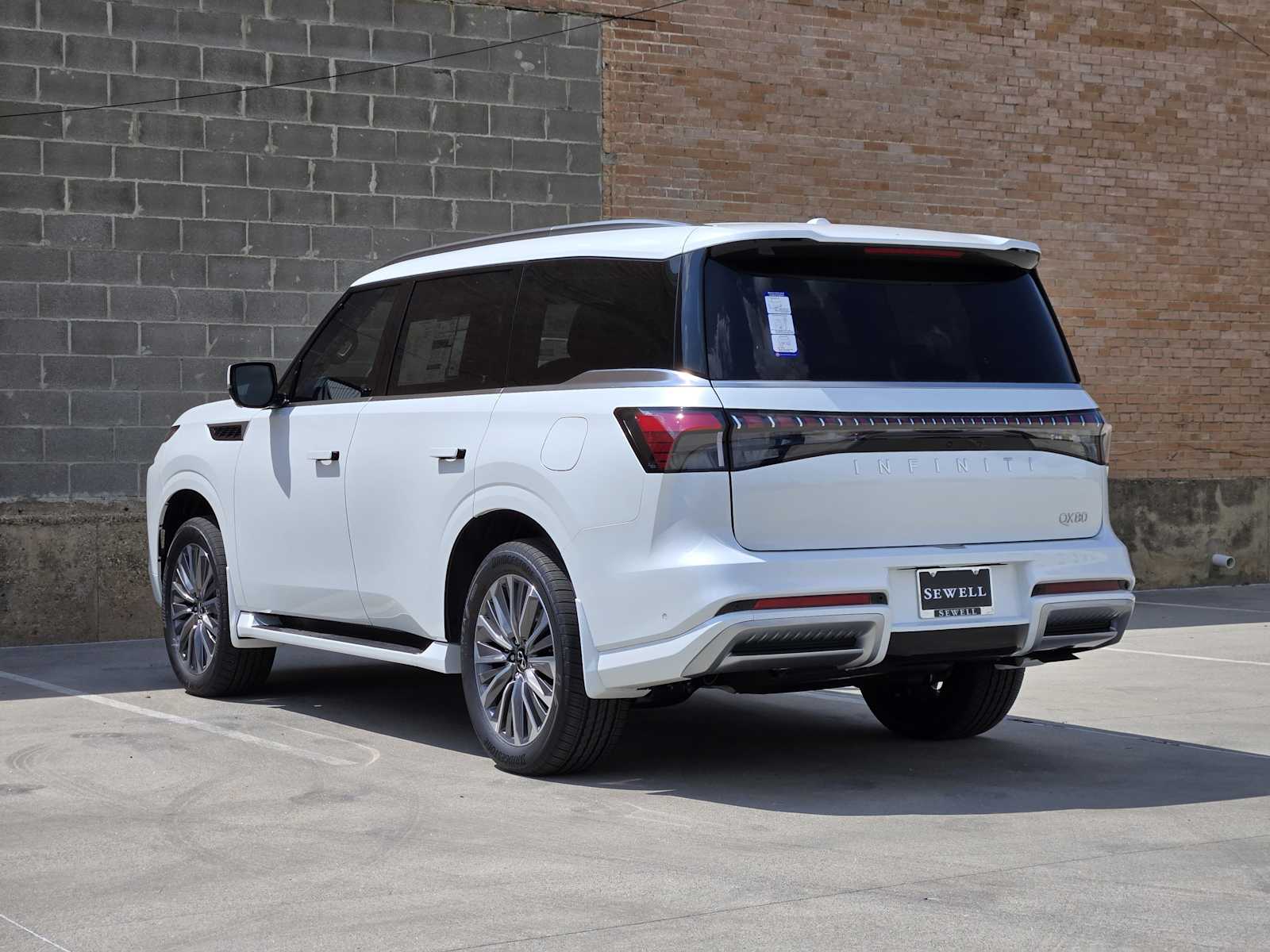 2026 Infiniti QX80 Luxe photo 4