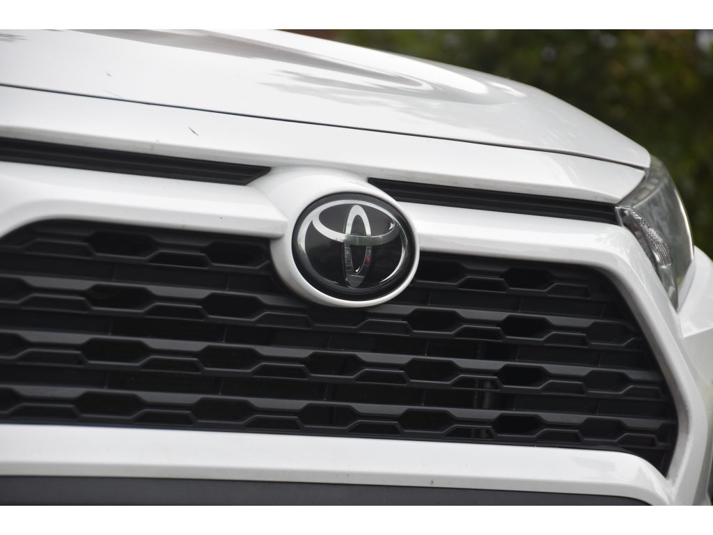 2020 Toyota RAV4 XLE photo 11