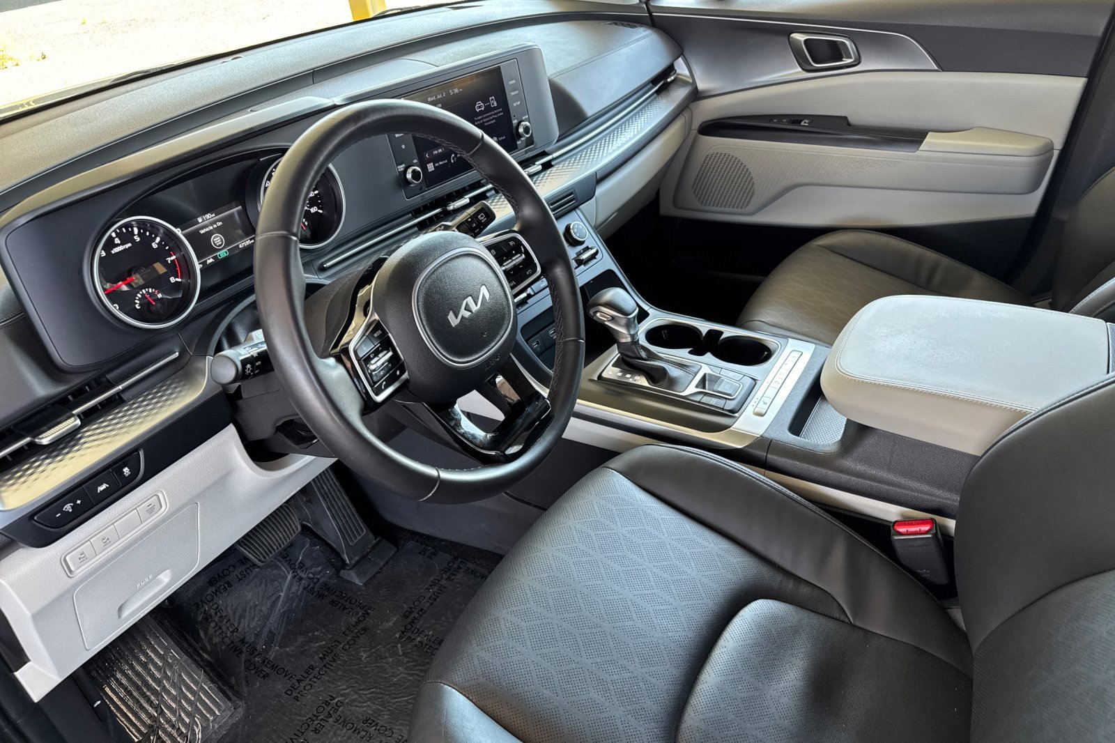 2024 Kia Carnival LX photo 6