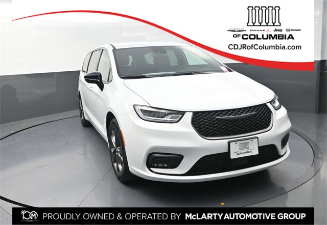 2026 Chrysler Pacifica Select's photo