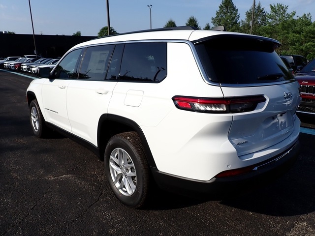 2025 Jeep Grand Cherokee Laredo photo 3