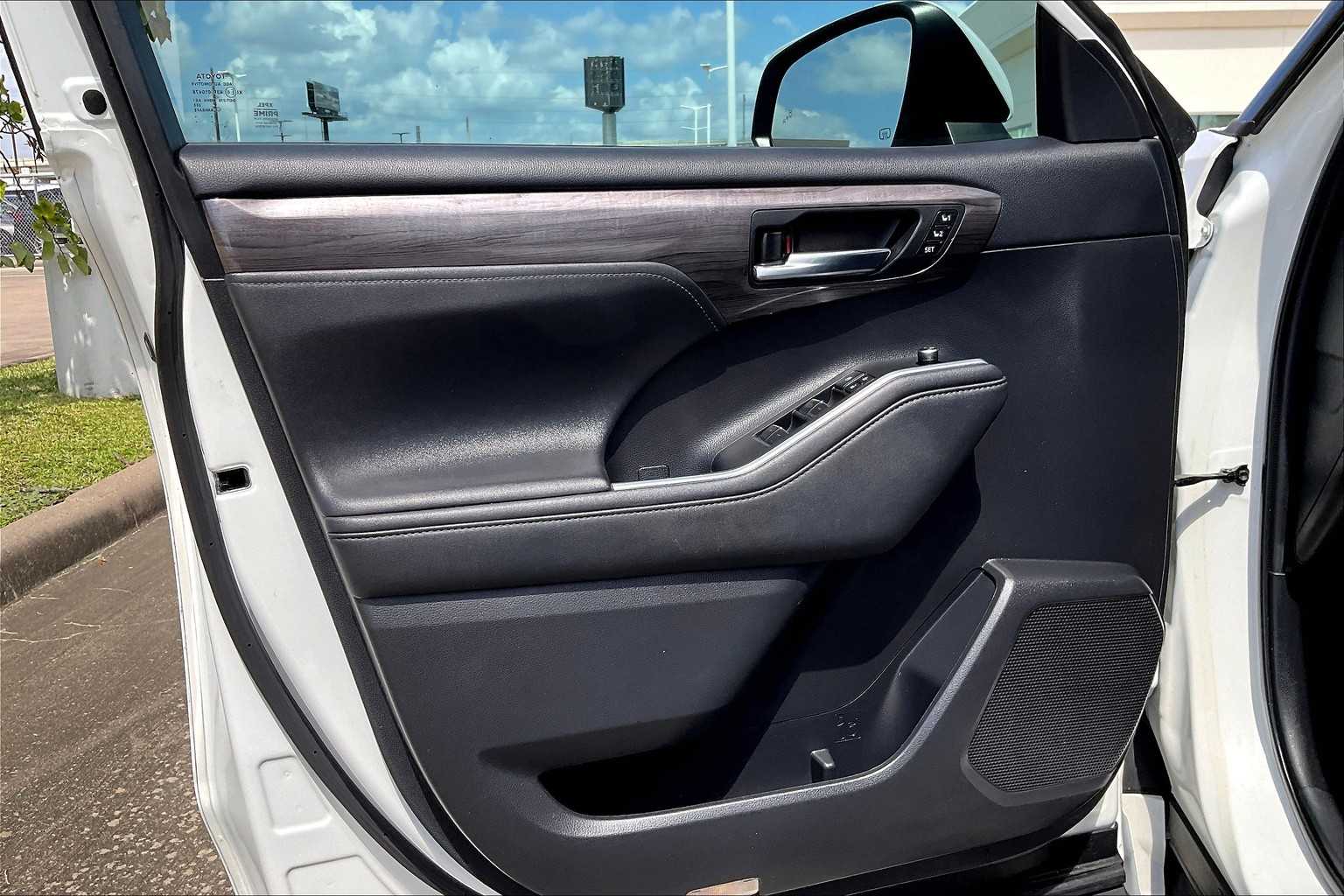 2021 Toyota Highlander Hybrid Limited photo 19