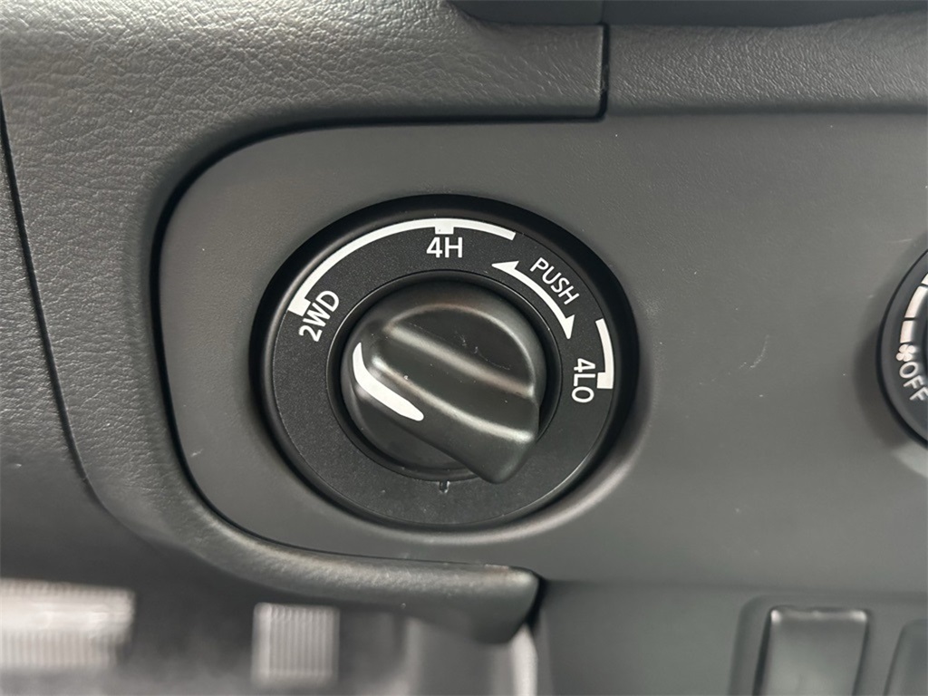 2025 Nissan Frontier Crew Cab SV photo 6