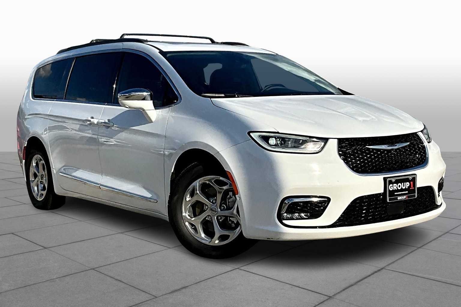 2022 Chrysler Pacifica Limited photo 2