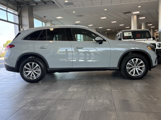 2026 Mercedes Benz GLC 300 photo 2