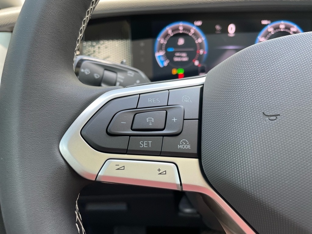 2025 Volkswagen Tiguan SE photo 5
