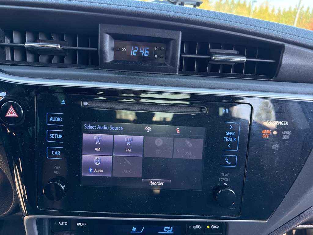 2017 Toyota Corolla LE photo 14