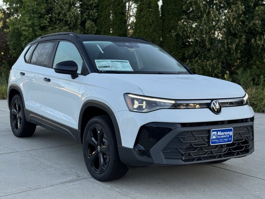 2025 Volkswagen Taos SE Black's photo