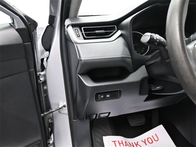 2021 Toyota RAV4 XLE photo 3