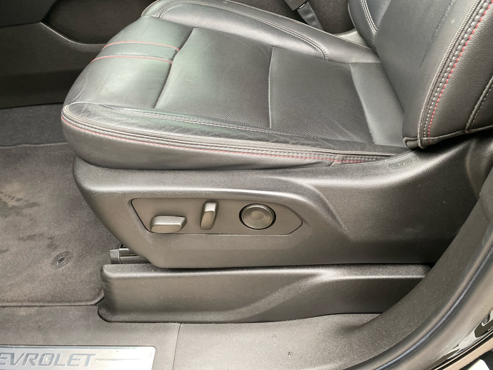 2021 Chevrolet Suburban RST photo 14