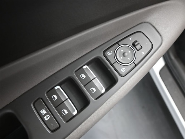 2019 Hyundai Santa Fe SE photo 3