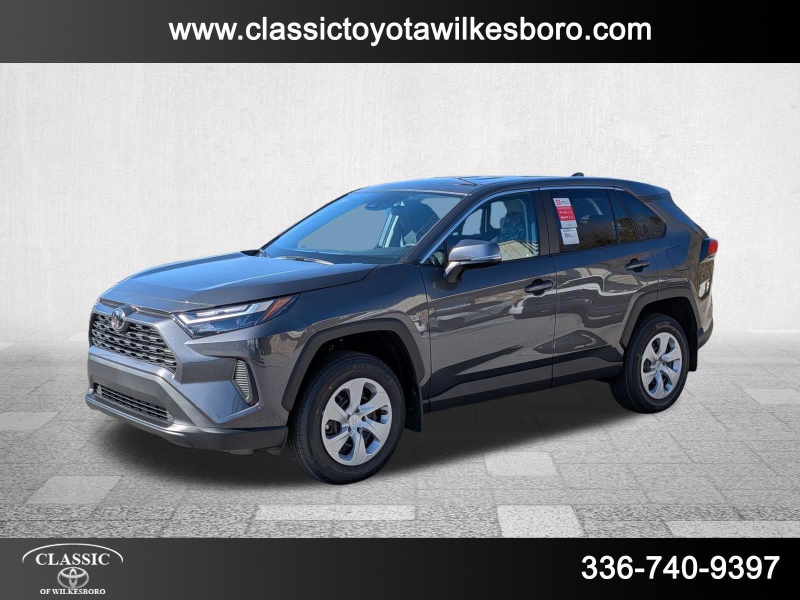 2025 Toyota RAV4 LE's photo