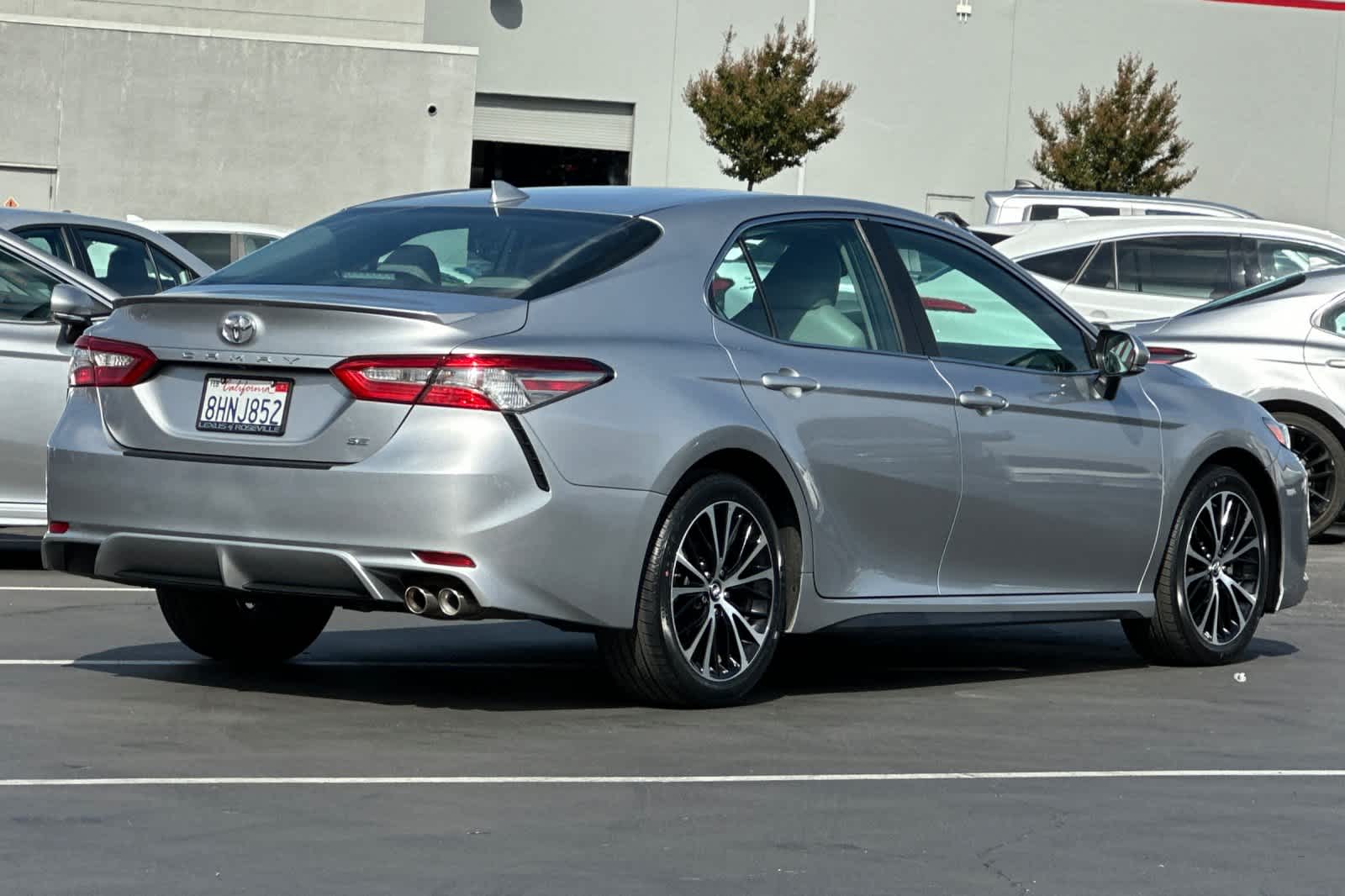 2019 Toyota Camry SE photo 2