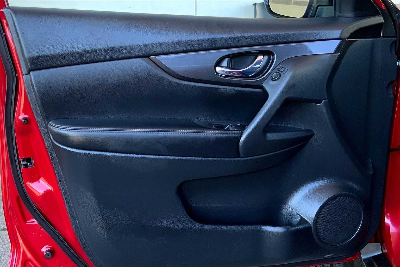 2017 Nissan Rogue SV photo 21