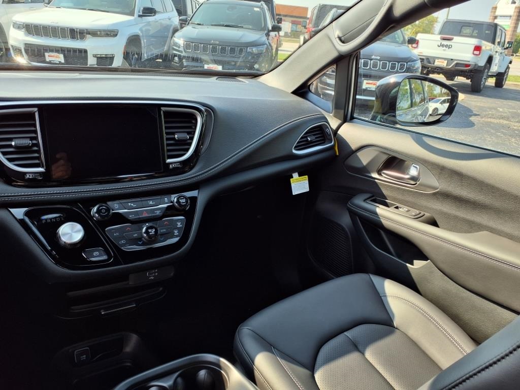 2026 Chrysler Pacifica photo 15