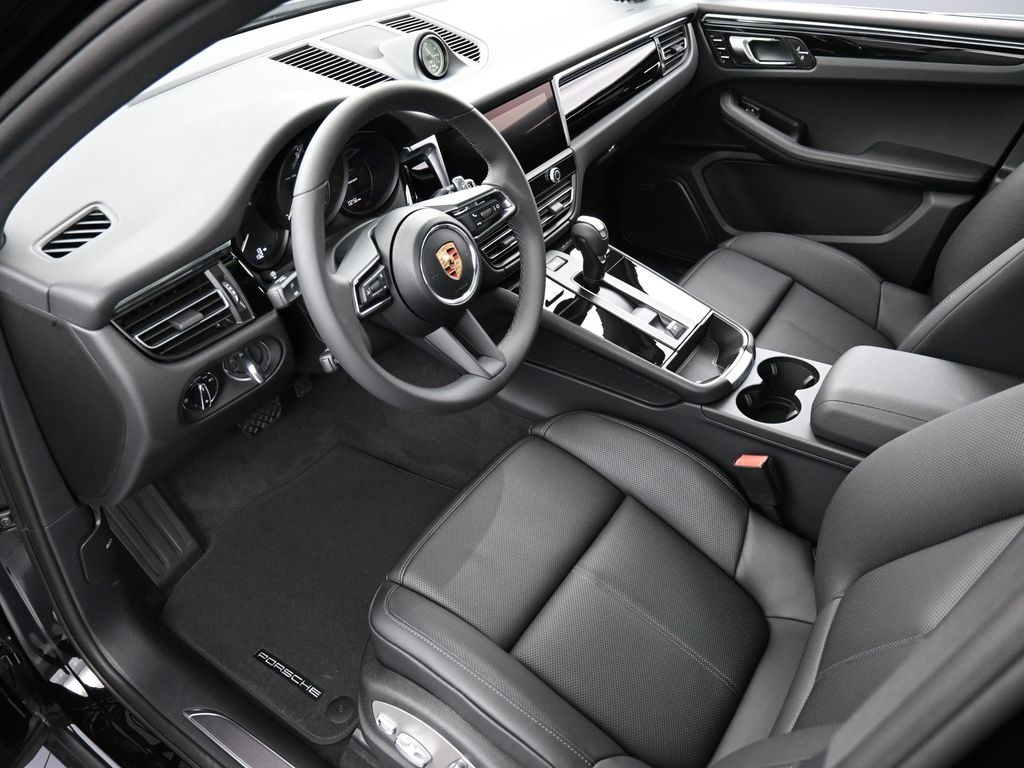 2025 Porsche Macan T photo 3