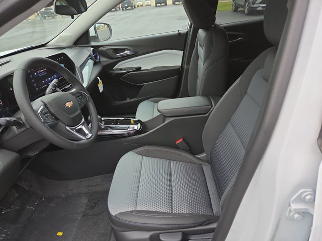 2025 Chevrolet Trax LT photo 9