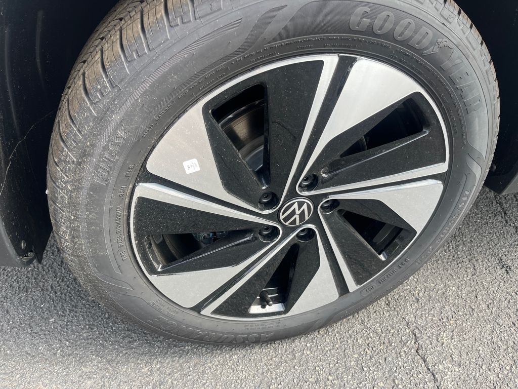 2025 Volkswagen Taos SE photo 3