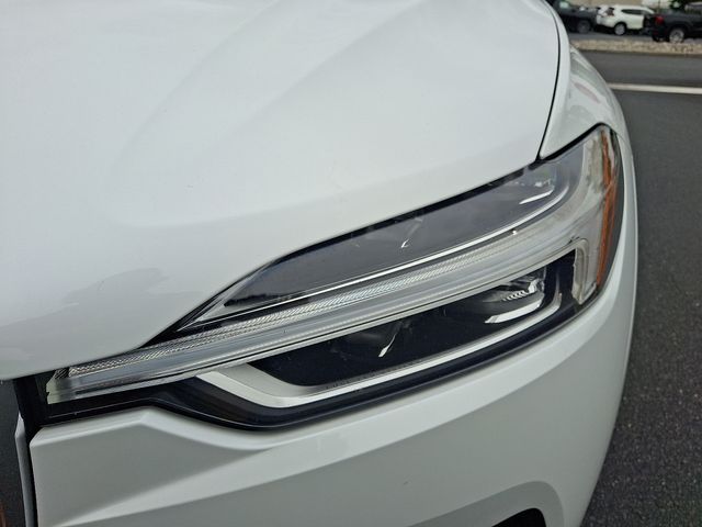 2021 Volvo XC60 T5 Momentum photo 10