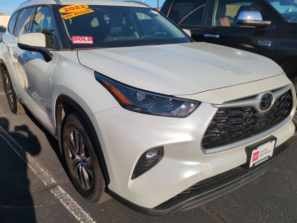Certified 2022 Toyota Highlander XLE with VIN 5TDHZRBH7NS565236 for sale in Minneapolis, Minnesota