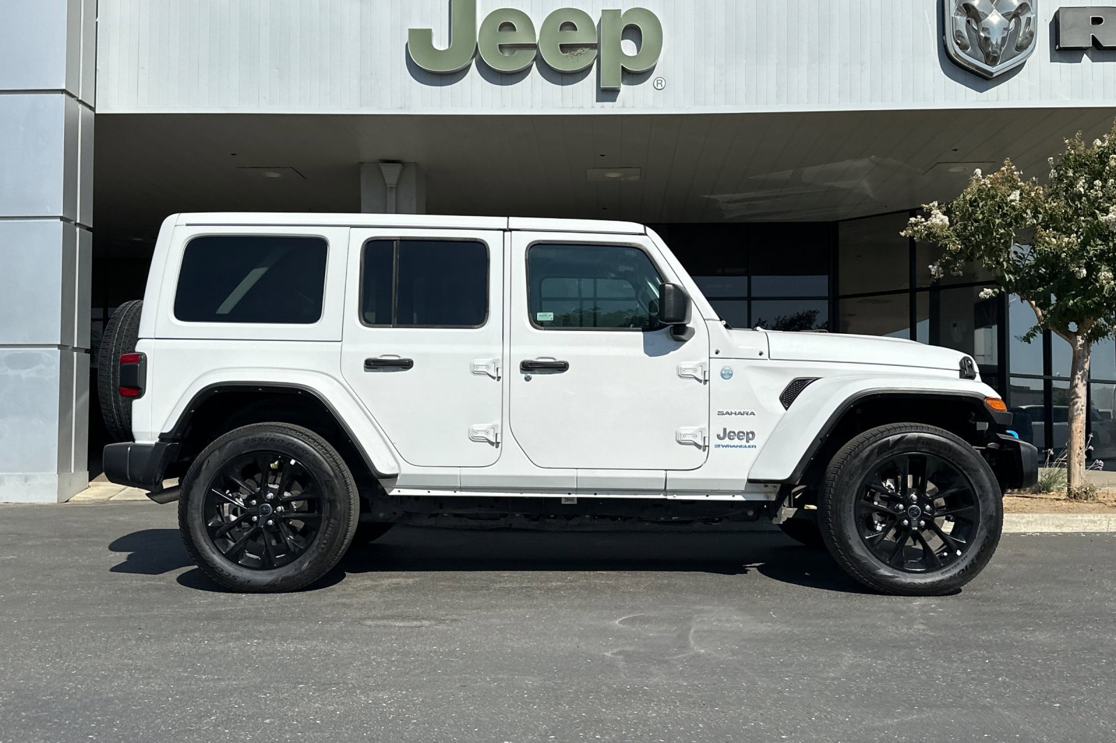 2024 Jeep Wrangler Sahara 4xe photo 3