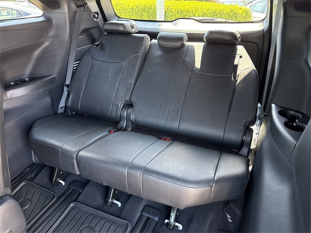 2025 Toyota Sienna Platinum photo 18