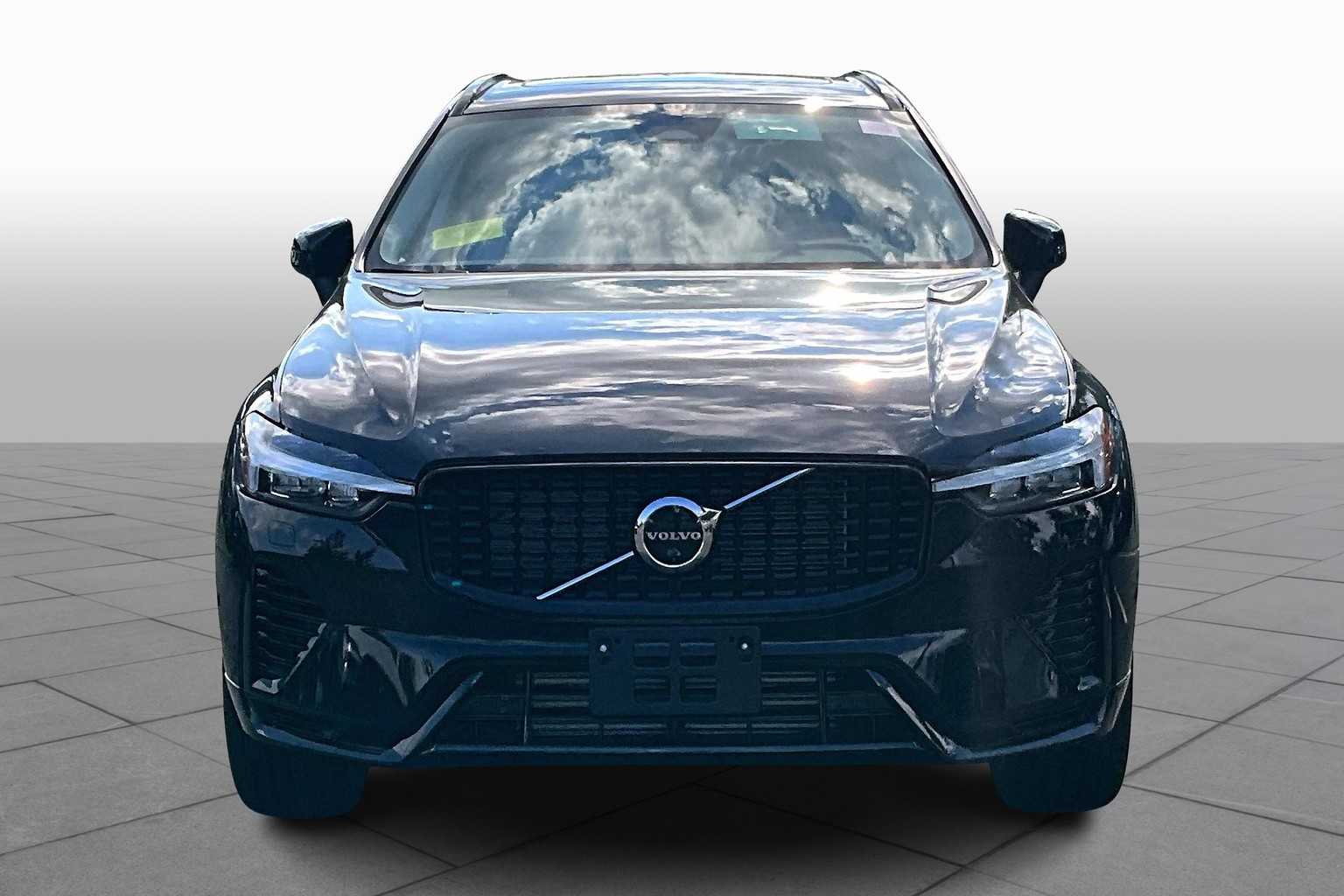 2025 Volvo XC60 Plus photo 2