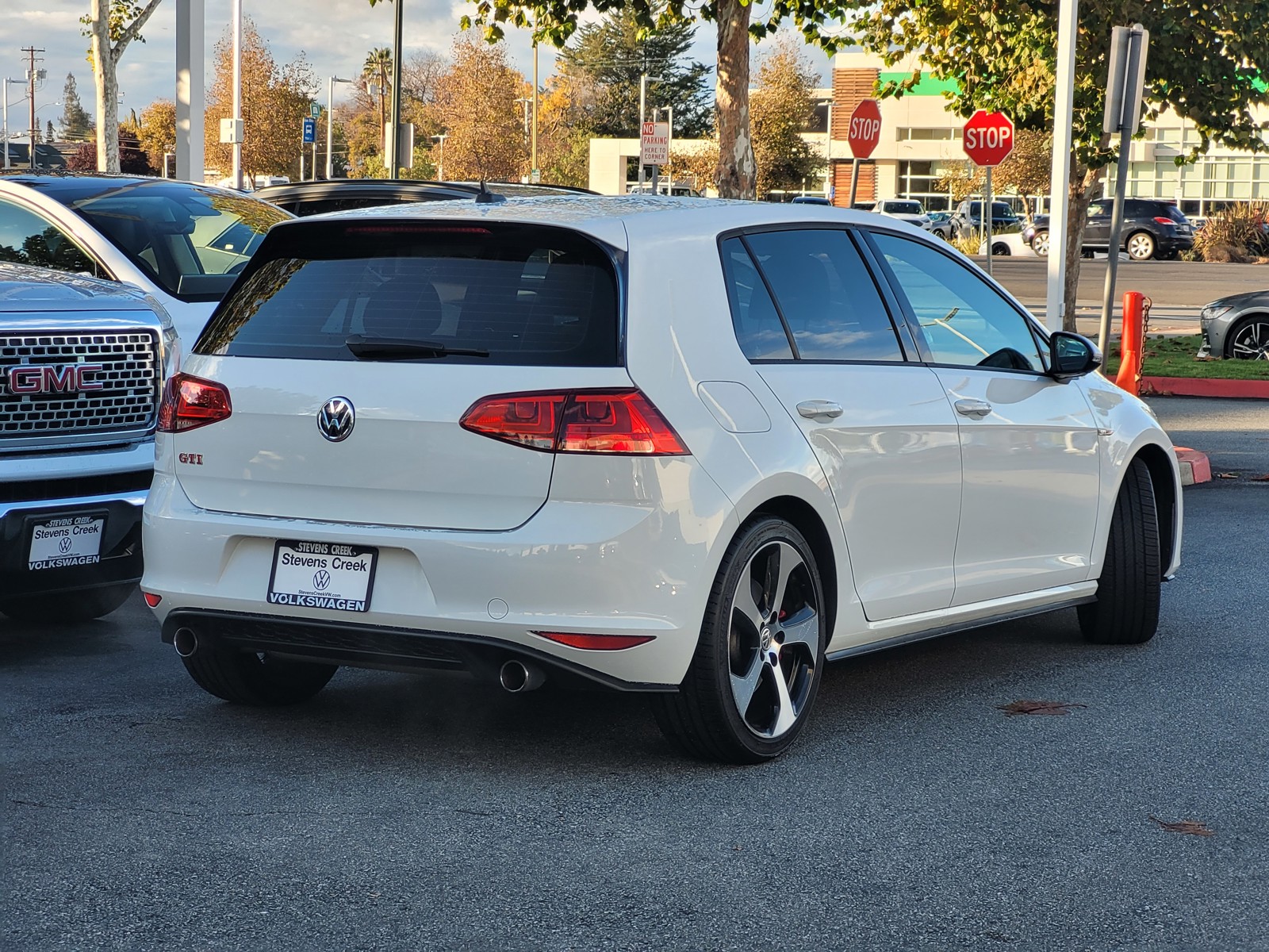 2017 Volkswagen Golf GTI SE photo 2