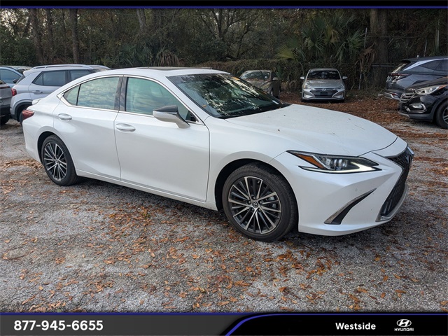 2025 Lexus ES Hybrid 300h's photo